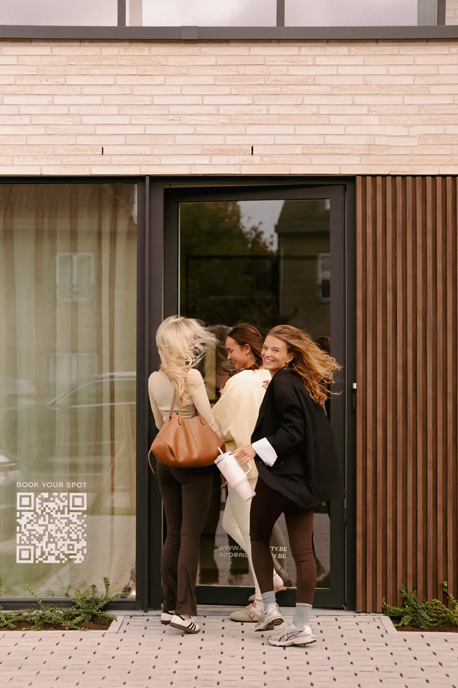 Leden van Rise Society komen samen aan de ingang van de Pilates studio in Brugge